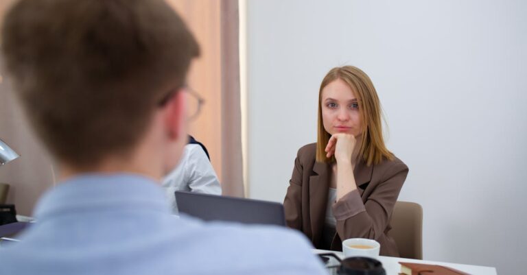 préparez-vous à briller lors de votre entretien d'embauche avec notre guide complet sur la présentation en entretien. découvrez des conseils pratiques pour structurer votre discours, mettre en avant vos compétences et laisser une impression mémorable aux recruteurs.