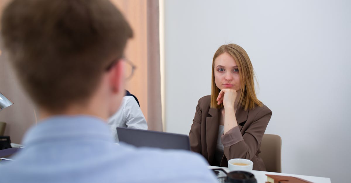 préparez-vous à briller lors de votre entretien d'embauche avec notre guide complet sur la présentation en entretien. découvrez des conseils pratiques pour structurer votre discours, mettre en avant vos compétences et laisser une impression mémorable aux recruteurs.