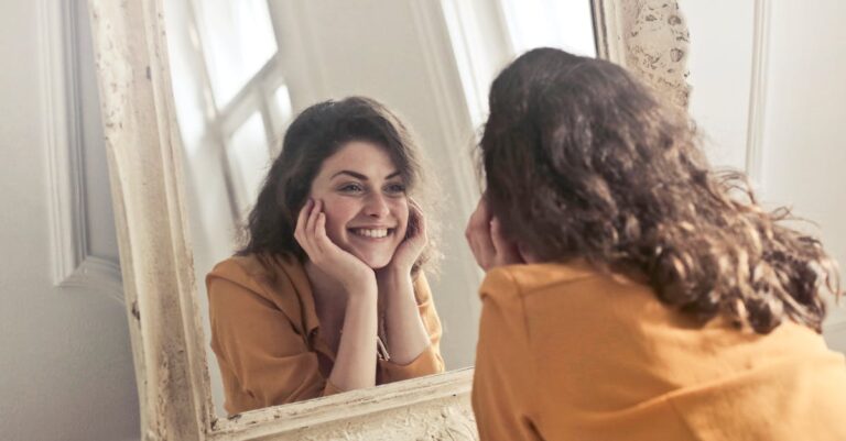 découvrez l'univers fascinant de la personnalité : explorez les différentes dimensions du caractère humain, les traits de personnalité qui nous définissent et apprenez comment ils influencent nos interactions et nos choix au quotidien.
