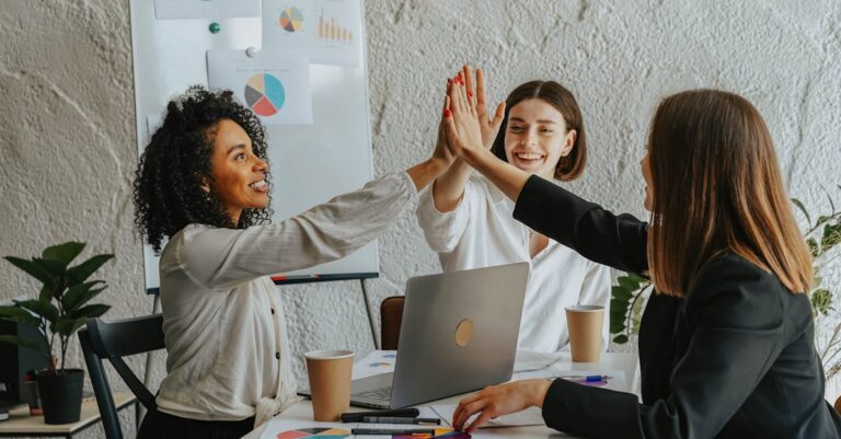 découvrez nos conseils pour réaliser une présentation de groupe percutante et efficace. apprenez à organiser vos idées, à collaborer en équipe et à captiver votre public, tout en renforçant vos compétences de communication.