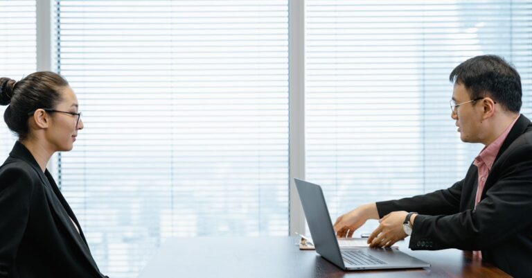 préparez-vous efficacement à vos entretiens d'embauche grâce à nos conseils d'experts. découvrez des techniques, des questions courantes et des astuces pour vous démarquer et réussir votre entretien avec brio.