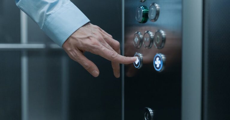 découvrez l'art de l'elevator pitch : une présentation concise et percutante de votre projet ou idée en moins de deux minutes. apprenez les techniques essentielles pour captiver votre auditoire et laisser une impression durable. parfait pour les entrepreneurs, les professionnels et toute personne souhaitant se démarquer.