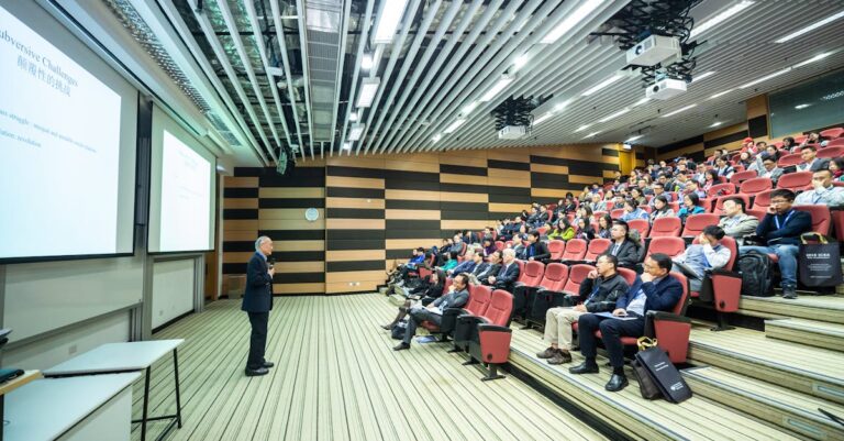 découvrez les secrets du public speaking : techniques pour captiver votre audience, surmonter le trac et améliorer votre éloquence. transformez vos interventions en véritables moments de partage et d'impact.
